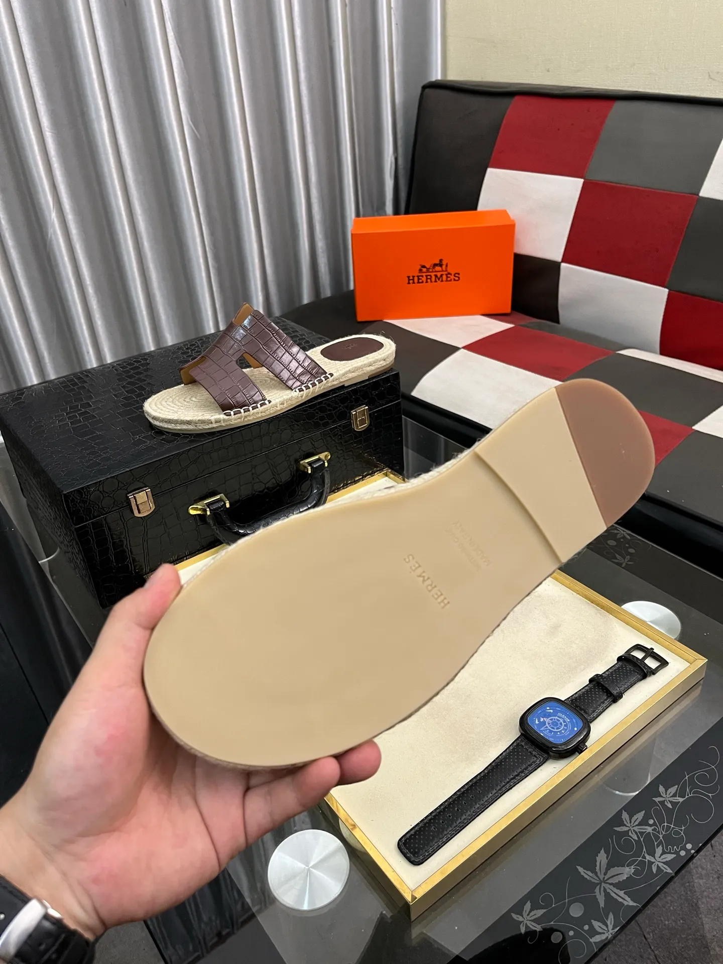 Men's shoes 💰340⌚️⌚️《HERMES》Hermes 💁♂️Men's casual slippers, compare the quality at the counter🧚🏿♂️ The upper layer has a stone pattern with clear texture, showing high-end, high-end, comfortable to wear and versatile. Purely hand-pulled, raw rubber breathable outsole, breathable and comfortable lambskin lining, 100% comfortable density, original rubber outsole wear-resistant code number 38-44. Can be customized 45-46-47